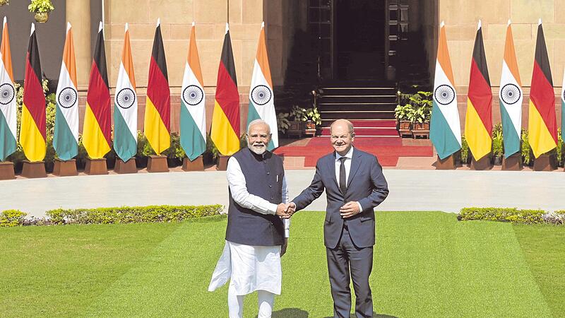 Der indische Premierminister Narendra Modi und Deutschlands Bundeskanzler Olaf Scholz sch&uuml;tteln sich die H&auml;nde w&auml;hrend der deutsch-indischen Regierungskonsultationen in Neu Delhi.