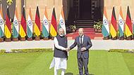 Der indische Premierminister Narendra Modi und Deutschlands Bundeskanzler Olaf Scholz sch&uuml;tteln sich die H&auml;nde w&auml;hrend der deutsch-indischen Regierungskonsultationen in Neu Delhi.