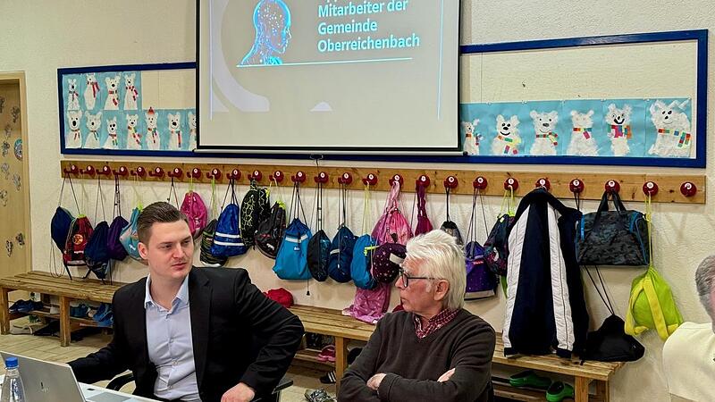 Dominik Pfeffer (l.) und B&uuml;rgermeister Klaus Hacker bei der Vorstellung der Heimat-Info-App im Gemeinderat.