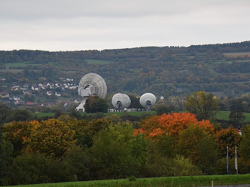 Herbst vor den Parabolantennen von Fuchsstadt, im Hintergrund Pfaffenhausen