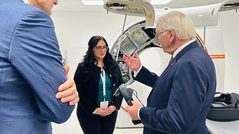 Bundespr&auml;sident Frank-Walter Steinmeier l&auml;sst sich die Innovationen in Erlangen zeigen.