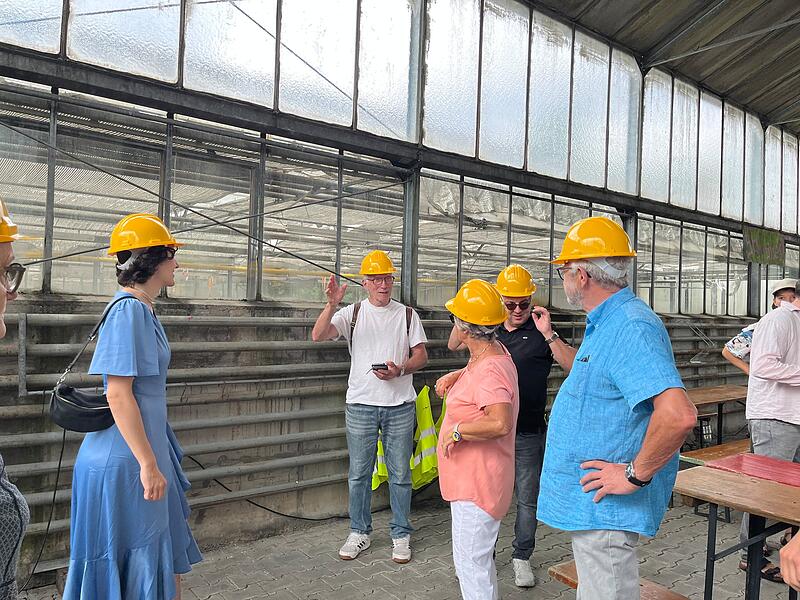Führungen außerhalb der zwei gesicherten Hallen sind nur mit Helm möglich.Führung und Offenes Atelier Führungen außerhalb der zwei gesicherten Hallen sind nur mit Helm möglich.