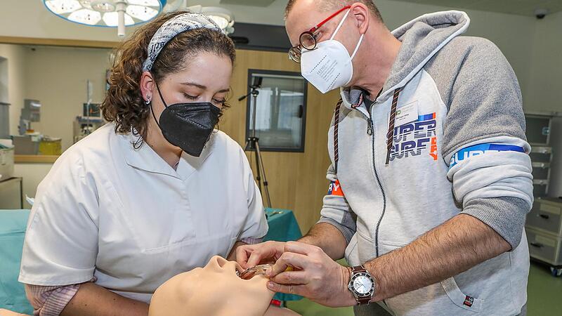Dr. Michael Hiller zeigt am Modell, wie eine Intubation funktioniert.