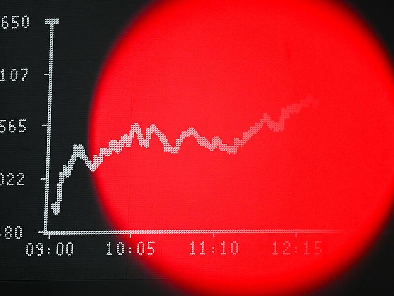 Rotlicht einer TV-Kamera ist vor der Dax-Kurve zu sehen