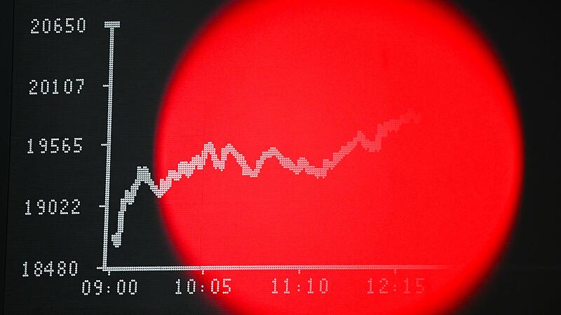 Rotlicht einer TV-Kamera ist vor der Dax-Kurve zu sehen