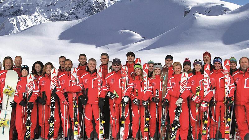 Ganz sch&ouml;n rot: So schaut das aus, wenn die B&uuml;ttharder im Club-Outfit in den Alpen aufschlagen. Das Bild zeigt die Sportler im Jahr 2017.