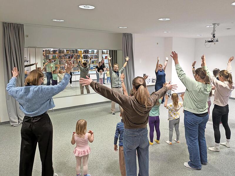 Die Familien gehen gemeinsam auf einen musikalischen Gassi-Spaziergang mit dem Dackel Waldemar.