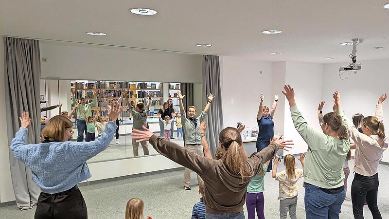 Die Familien gehen gemeinsam auf einen musikalischen Gassi-Spaziergang mit dem Dackel Waldemar.