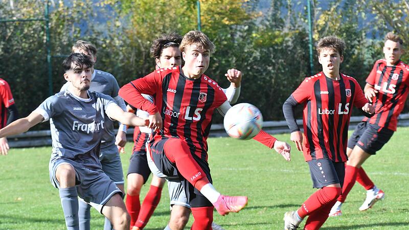 Unser Bild zeigt Jonas Potschka (am Ball), der f&uuml;r den FC Fuchsstadt beim Spiel gegen die JFG Kickers Bachgau das 2:1-Siegtor in der Schlussphase erzielte. Im Hintergrund (rechts) sieht sein j&uuml;ngerer Bruder Benjamin ganz genau hin.