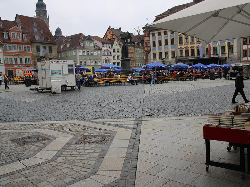 Marktfest 2025 in Coburg: Es wurden deutlich weniger Biertischgarnituren aufgestellt als in den früheren Jahren.