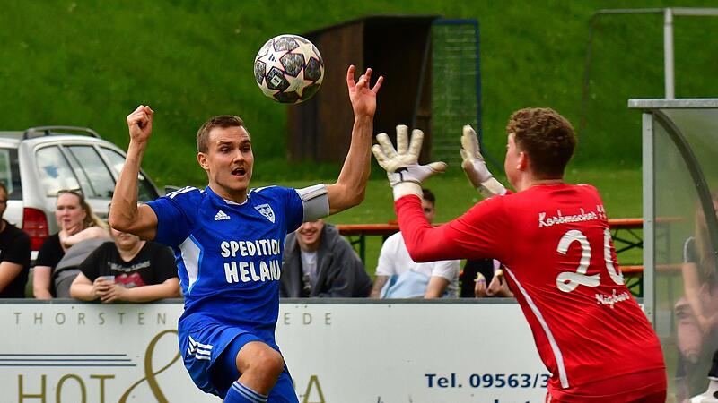 Der Mönchrödener Niklas Ehrlich (links) kommt zu spät an den Ball, der vom Sander Torwart Nils Nigbur gefangen wird. Der Mönchrödener Niklas Ehrlich (links) kommt zu spät an den Ball, der vom Sander Torwart Nils Nigbur gefangen wird.