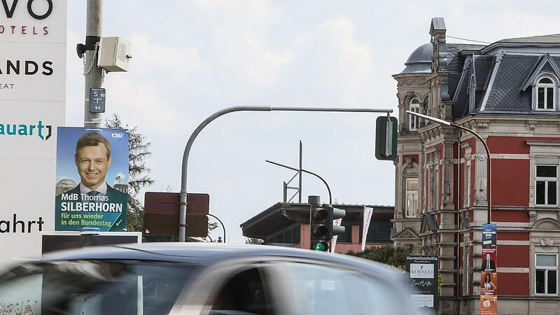 Graue Kästen zählen den Verkehr entlang der B470.Forchheim & Fränkische Schweiz