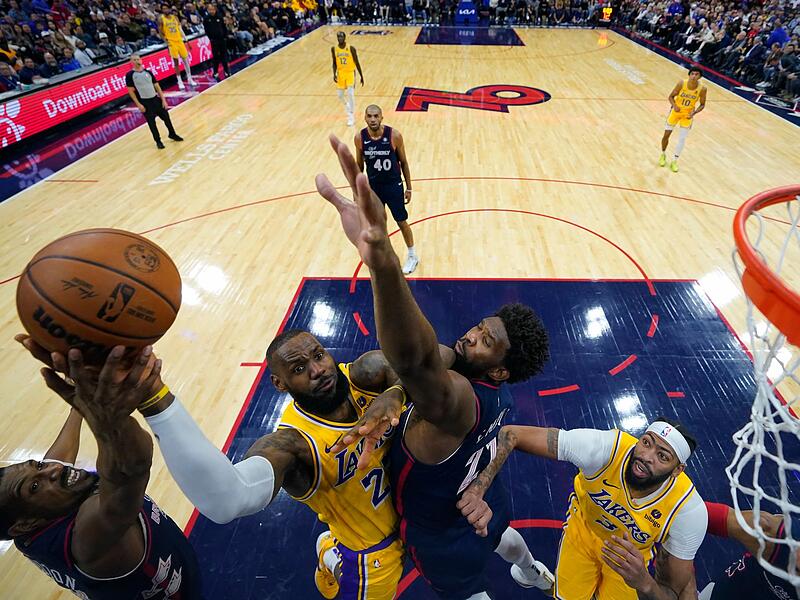 LeBron James und Joel Embiid LeBron James und Joel Embiid