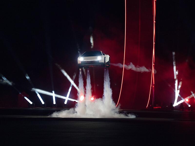 Tesla zeigt Sportwagen mit Raketend&uuml;sen