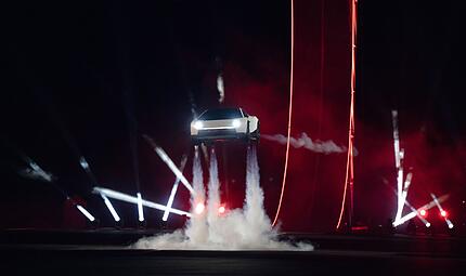 Tesla zeigt Sportwagen mit Raketend&uuml;sen