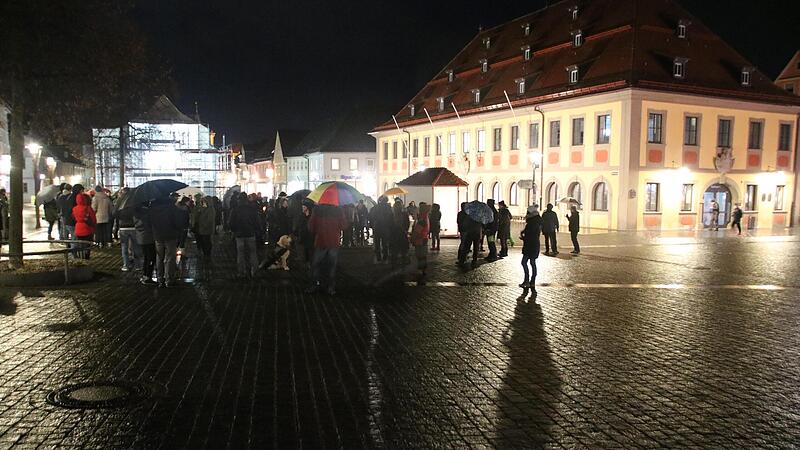 Noch vor wenigen Wochen wie hier auf unserem Archivbild trafen sich am Montag regelm&auml;&szlig;ig um die 150 Demonstranten auf dem Marktplatz, um gegen die Corona-Ma&szlig;nahmen zu protestieren. Inzwischen hat sich die Zahl rund halbiert.