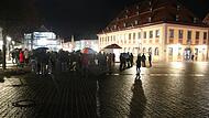 Noch vor wenigen Wochen wie hier auf unserem Archivbild trafen sich am Montag regelm&auml;&szlig;ig um die 150 Demonstranten auf dem Marktplatz, um gegen die Corona-Ma&szlig;nahmen zu protestieren. Inzwischen hat sich die Zahl rund halbiert.
