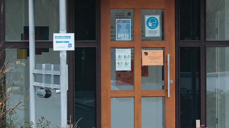 Tiefe Trauer in Neudrossenfeld: Der Mord am &Auml;rzteehepaar l&auml;sst viele Menschen sprachlos zur&uuml;ck.