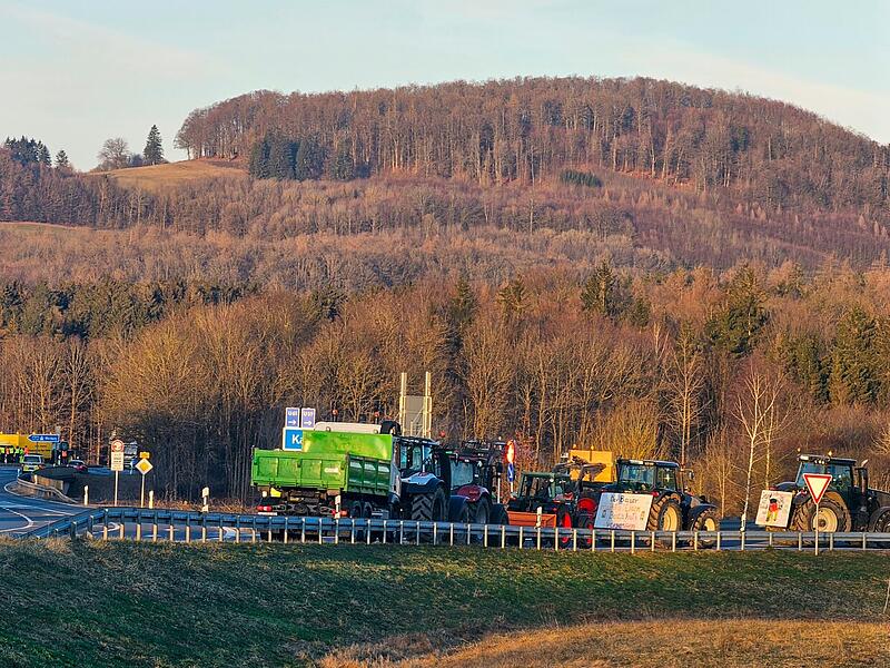 Blick auf die blockierte Auffahrt nach Fulda an der AS BRK/ Wildflecken der A7. Hinten die Pilsterk&ouml;pfe.