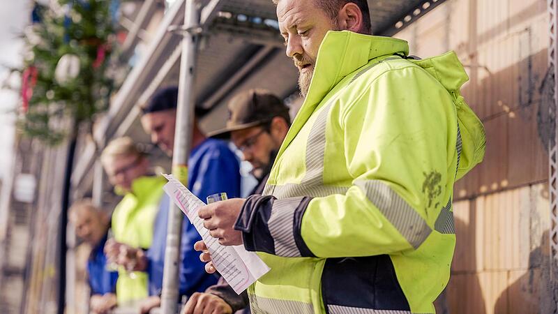 Werkpolier Romano B&ouml;hner verlas den Richtspruch.