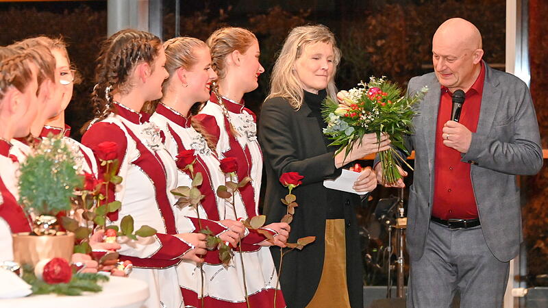 B&uuml;rgermeister Claus Schwarzmann &uuml;berreicht in Eggolsheim einen Blumenstrau&szlig; an Trainerin Kirsten Richter als Wertsch&auml;tzung f&uuml;r die jahrelange Arbeit mit den Gardem&auml;dchen.