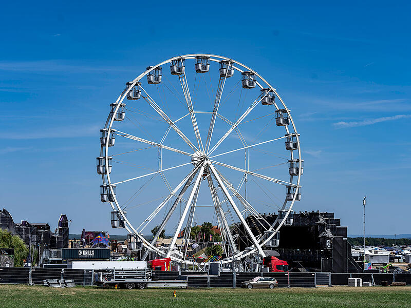 Das Riesenrad mit Blick auf die B&uuml;hne &bdquo;Stonelands&ldquo;.