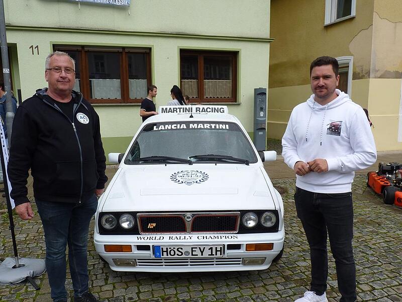 Thilo Grau re. und Uwe Schleupner vom Automobil Club H&ouml;chstadt mit Graus Lancia Delta Integrate, der mit R&ouml;hrls Autogramm geadelt wurde