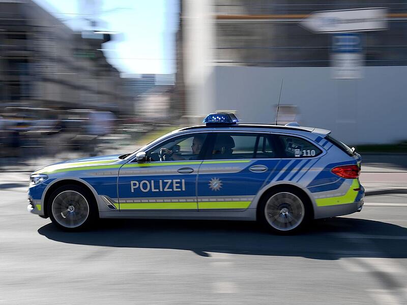 Polizeiauto mit Blaulicht in München Polizeiauto mit Blaulicht in München