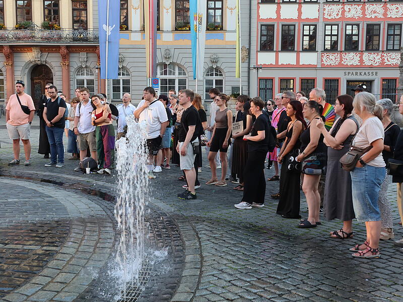 Nach CSD-Anschlag Berlin: rund 100 bei Mahnwache in Coburg Nach CSD-Anschlag Berlin: rund 100 bei Mahnwache in Coburg