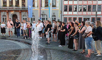 Nach CSD-Anschlag Berlin: rund 100 bei Mahnwache in Coburg Nach CSD-Anschlag Berlin: rund 100 bei Mahnwache in Coburg