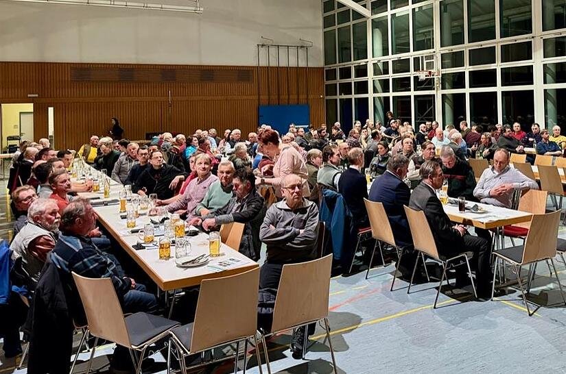 De Versammlung in der Großenseebacher Mehrzweckhalle vereinte zahlreiche Waldbesitzer. De Versammlung in der Großenseebacher Mehrzweckhalle vereinte zahlreiche Waldbesitzer.