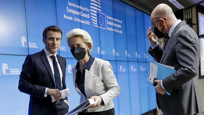 Wollen Geschlossenheit demonstrieren Emmanuel Macron (von links), Frankreichs Pr&auml;sident, Ursula von der Leyen, Pr&auml;sidentin der Europ&auml;ischen Kommission, und Charles Michel, Pr&auml;sident des Europ&auml;ischen Rates.