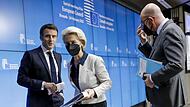 Wollen Geschlossenheit demonstrieren Emmanuel Macron (von links), Frankreichs Präsident, Ursula von der Leyen, Präsidentin der Europäischen Kommission, und Charles Michel, Präsident des Europäischen Rates.