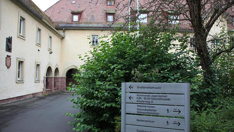 In seiner 900-j&auml;hrigen Geschichte beherbergte das Kloster Hausen nicht nur Nonnen, sondern war auch Kinder- und Altenheim sowie Au&szlig;enstelle des Landratsamtes. Inzwischen steht es teilweise leer. Der Kreis plant, es ab Dezember als Notunterkunft f&uuml;...