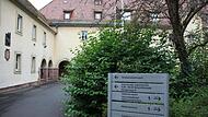 In seiner 900-j&auml;hrigen Geschichte beherbergte das Kloster Hausen nicht nur Nonnen, sondern war auch Kinder- und Altenheim sowie Au&szlig;enstelle des Landratsamtes. Inzwischen steht es teilweise leer. Der Kreis plant, es ab Dezember als Notunterkunft f&uuml;...