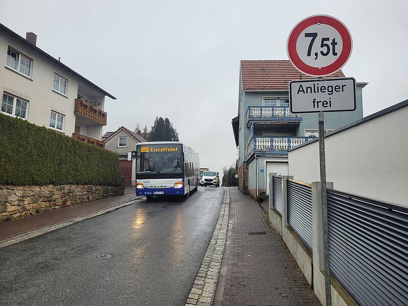 Die Staatsstraße 2790 am Hammelburger Berg bei Bad Brückenau ist Baustelle und voll gesperrt Die Staatsstraße 2790 am Hammelburger Berg bei Bad Brückenau ist Baustelle und voll gesperrt