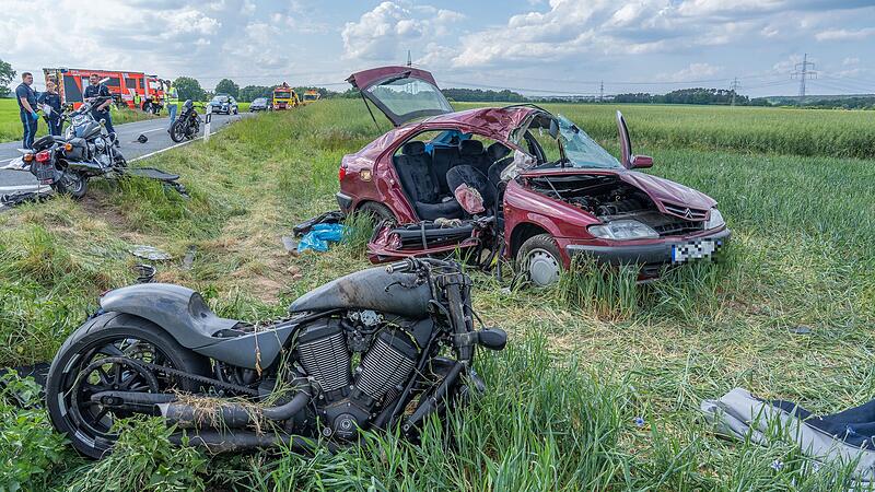 Schwerer Unfall am Sonntag (18. Mai) auf der Staatsstraße 2263 in Herzogenaurach: Auf der Vacher Straße ist ein Auto aus bislang ungeklärten Gründen in den Gegenverkehr geraten und frontal mit einer Gruppe von drei Motorradfahrern kollidiert. Traurige Bilanz: zwei Tote, drei Schwerverletzte.