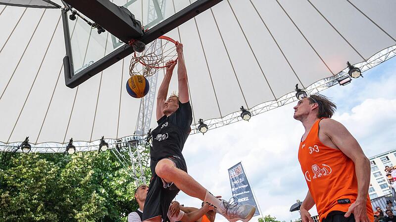 Sch&ouml;nen Dunk: Lukas Zerner erzielt einen Punkt f&uuml;r das Team D&uuml;sseldorf im deutschen 3x3-Finale.