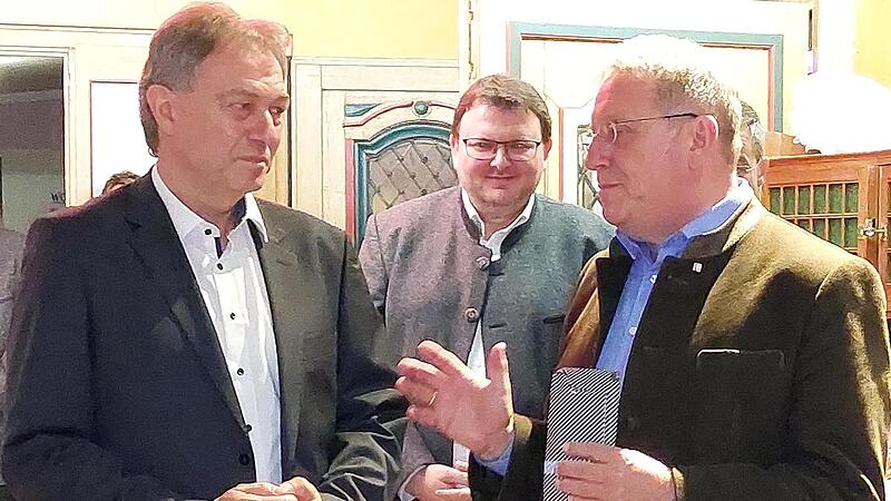 Henry Schramm (r.) gratulierte Klaus Löffler (l.) zur Wiederwahl als Kronacher Landrat.