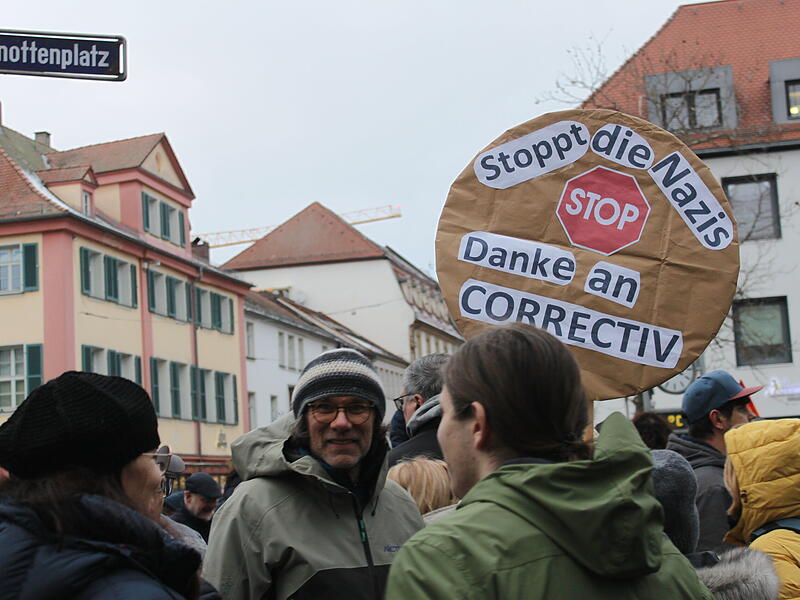 Bilder von der Demonstration gegen Rechtsextremismus in Erlangen mit 5000 Teilnehmern auf dem Hugenottenplatz.
