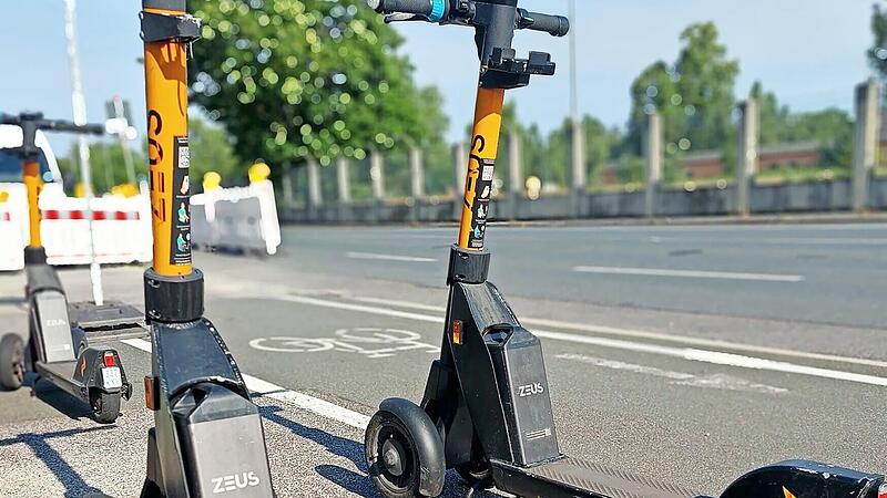 W&auml;hrend der Bergkirchweih in Erlangen werden Parkverbotszonen f&uuml;r E-Scooter wie diese eingerichtet.