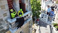 Abseilaktion in Forchheim: Zwei Pfarrer haben eine Wette verloren und sich deshalb von der Johanniskirche abgeseilt.