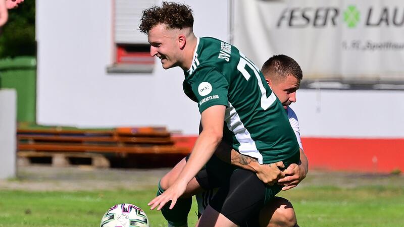 Reichenschwands Patrick Mutter (hinten) packt gegen den Moggaster Zugang Noah Drummer beherzt zu. Der SVM wartet auch nach drei Ligapartien noch auf den ersten Punktgewinn.Forchheim & Fr&auml;nkische Schweiz
