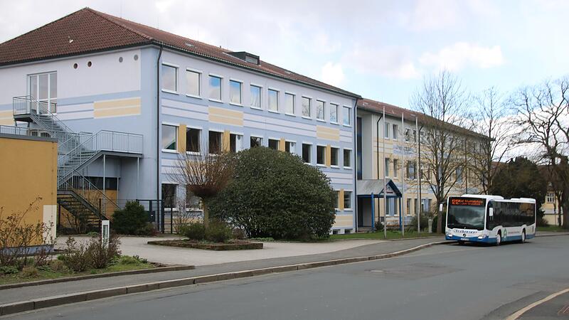 Vor dem Meranier-Gymnasium in Lichtenfels wurde ein 17-jähriger unter dringendem Tatverdacht verhaftet.
