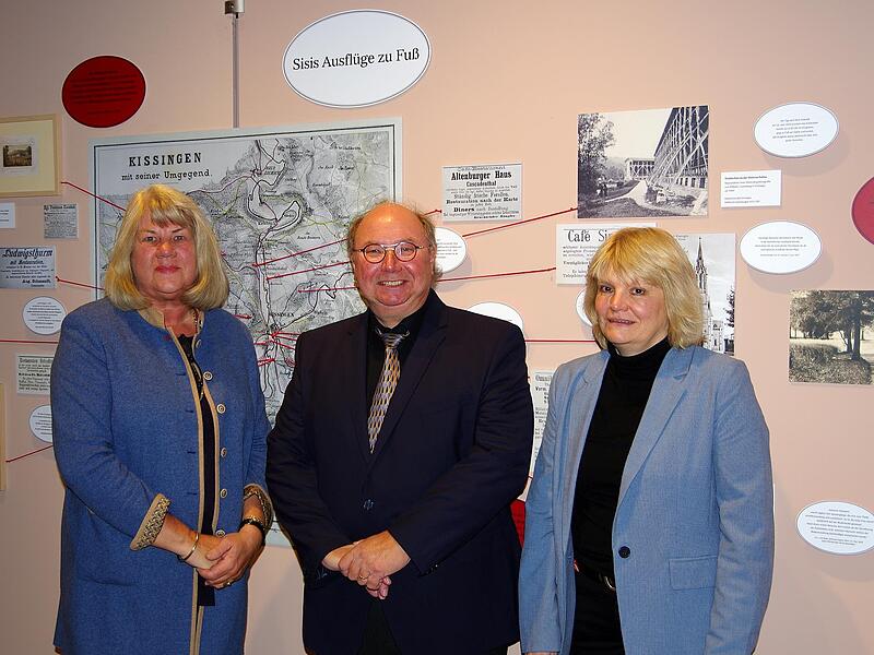 Freuen sich &uuml;ber die gelungene Ausstellung (von links)  :  Dr. Cornelia Oelwein, Peter Weidisch und Annette Sp&auml;th.