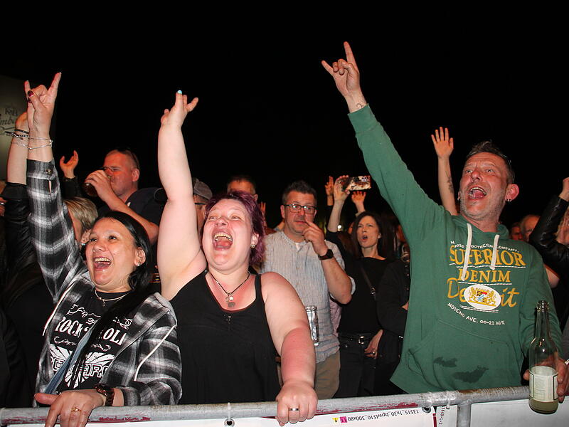 Die deutsche Hardrocklegende Bonfire begeisterte bei der Motorradsternfahrt 2023 Tausende von Fans.