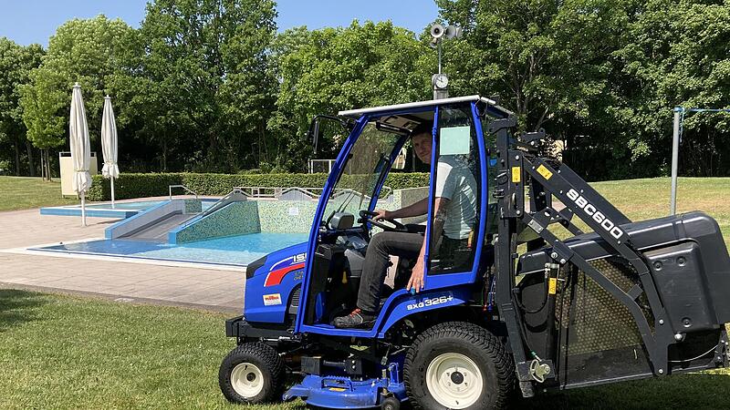 W&auml;hrend am Freitag im Freibad die Liegewiese frisch gem&auml;ht wurde f&uuml;r die Er&ouml;ffnung am Samstag, wurden im Hallenbad kurzfristig die Vorbereitungen f&uuml;r die Verl&auml;ngerung der &Ouml;ffnung bis Ende Juli getroffen.
