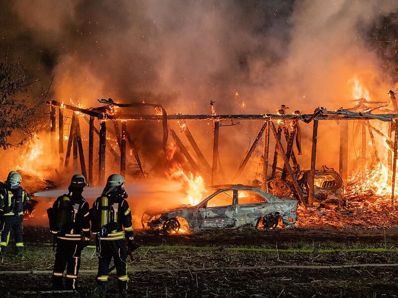 Scheune steht lichterloh in Flammen