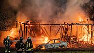 Scheune steht lichterloh in Flammen