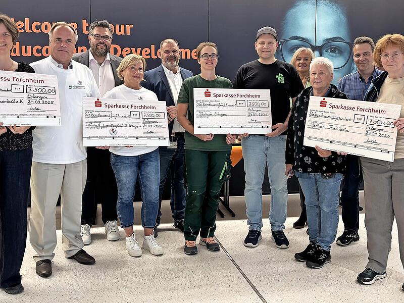 Sie freuen sich über die Spende und bedankten sich bei allen Healthineers (v. l.): Simone Fahmy (Einrichtungsleitung bei der Offenen Behindertenarbeit Forchheim), Harald Herrmann (Beisitzer im Hospizverein Erlangen), Marco Friepes (Ausbildungsleit...